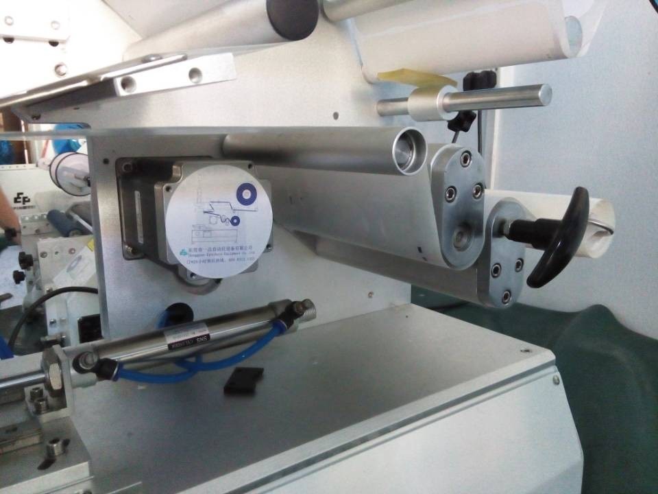 close shot for labeling machines máy dán nhãn lăn bán tự động.
