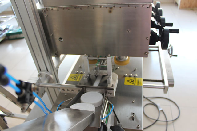 máy đóng nắp có nâng (1).JPG