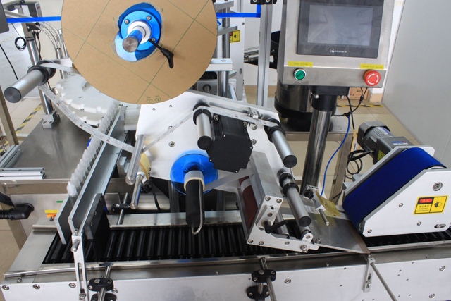 rolling bars from horizontal labeling machine dây đai đồng bộ cho chai lăn.jpg