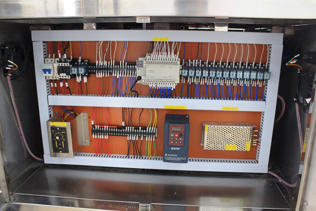 horizontal small bottles labeling machine picture máy dán nhãn ngang hình ảnh thực tế.jpg