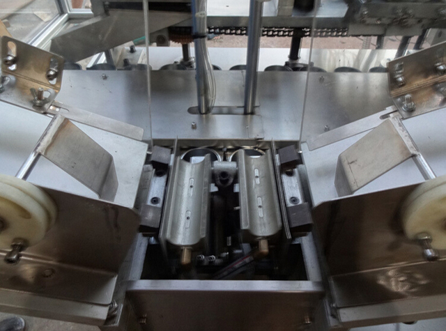 máng đựng ống.jpg