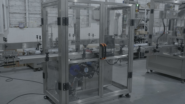 máy dán nhãn lọ đáy.jpg