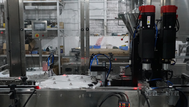 máy đóng nắp.JPG