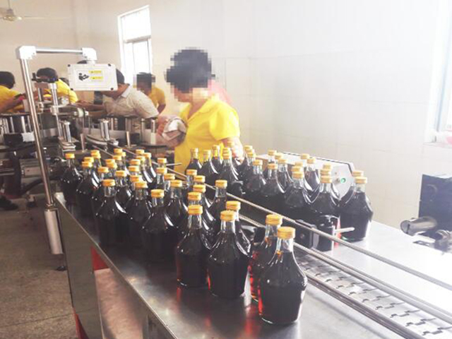 Máy móc đang chạy trong nhà máy.jpg