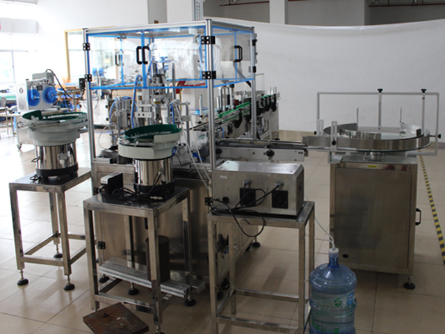 hình ảnh thực tế của việc đóng nắp nhãn.jpg