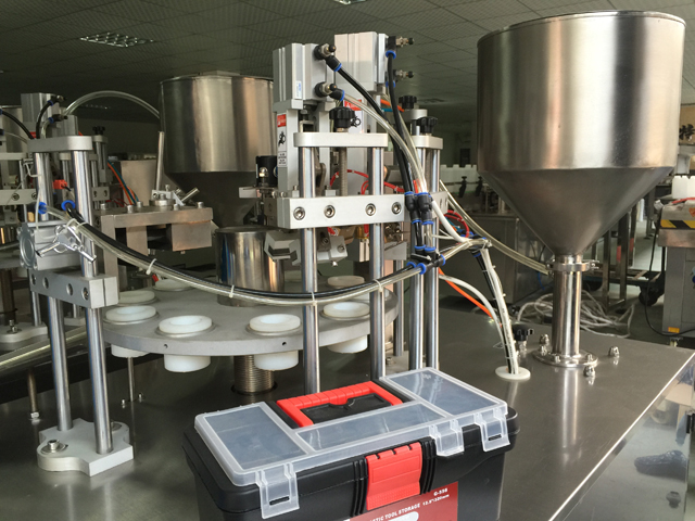 máy hàn ống trong một hàng.jpg