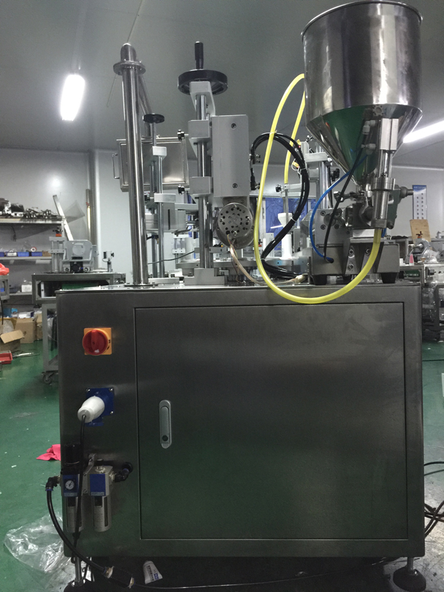 tubes filling ultrasonic sealing machine semi automatic mặt sau của máy chiết rót ống.jpg