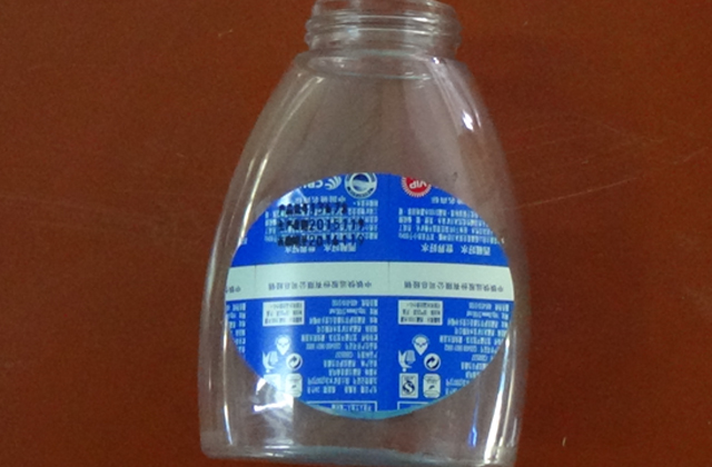 máy dán nhãn lăn cho mẫu chai phẳng.jpg