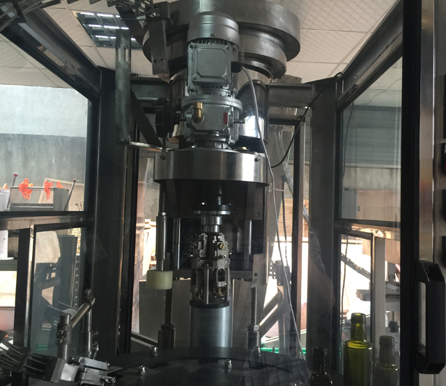 bên trong máy đóng nắp ropp.jpg