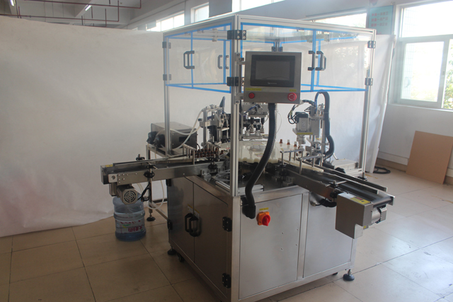 hình ảnh thực tế của việc đóng nắp nhãn.jpg