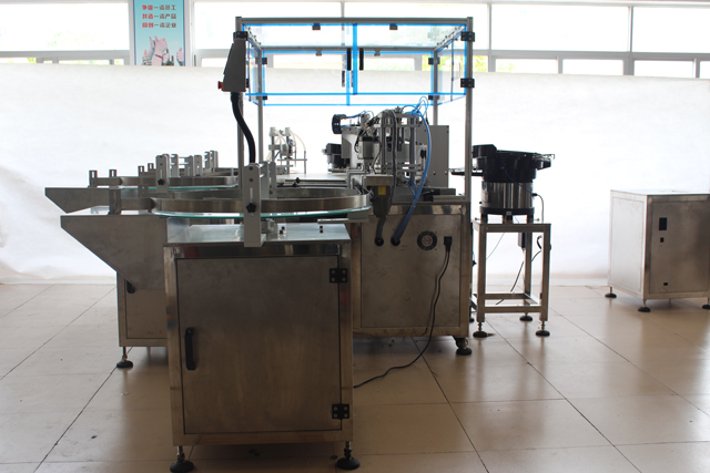 máy chiết rót đóng nắp tinh dầu.jpg