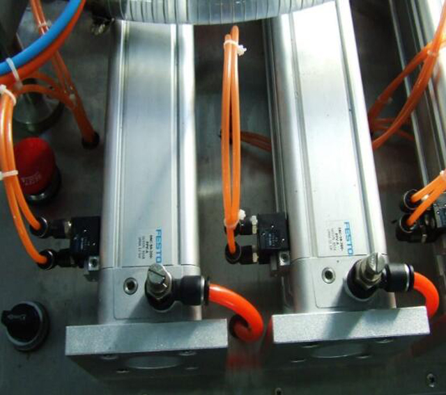 đóng hình ảnh cho máy móc chiết rót.jpg