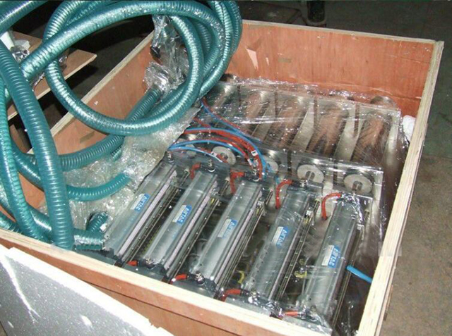 Máy chiết rót 4 đầu trong hộp gỗ.jpg