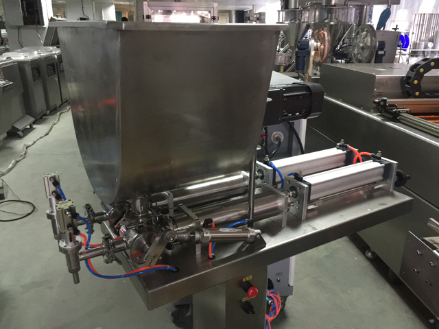 vòi phun máy chiết rót đứng.JPG