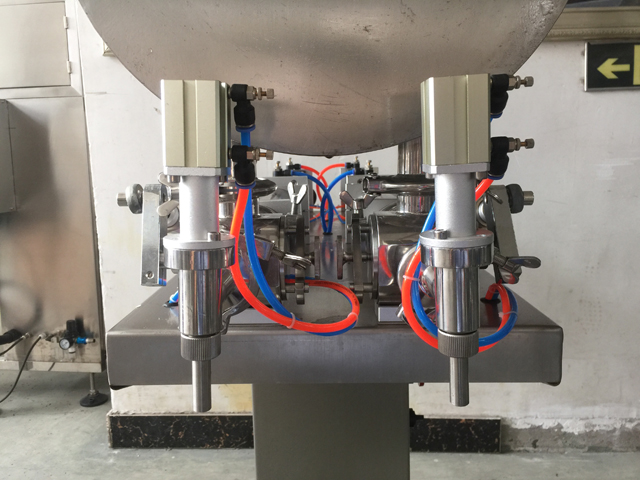 two filling nozzles pneumatic filler equipment vòi phun hai.jpg