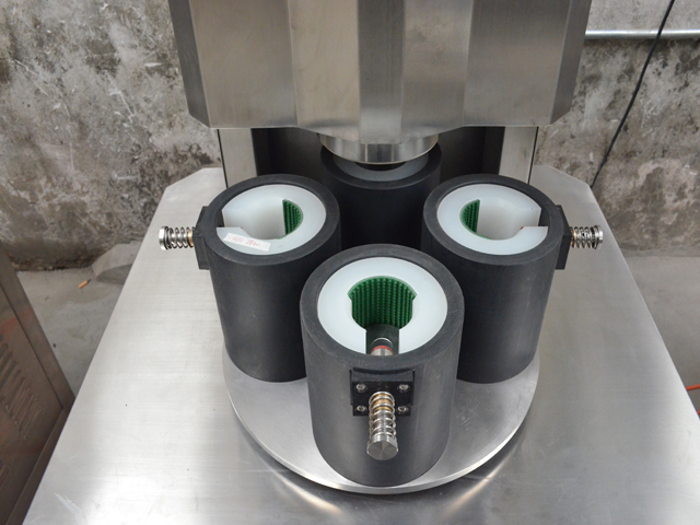 khuôn để đóng nắp lọ.jpg