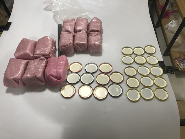 nắp và lọ lọ để đóng nắp chân không.jpg