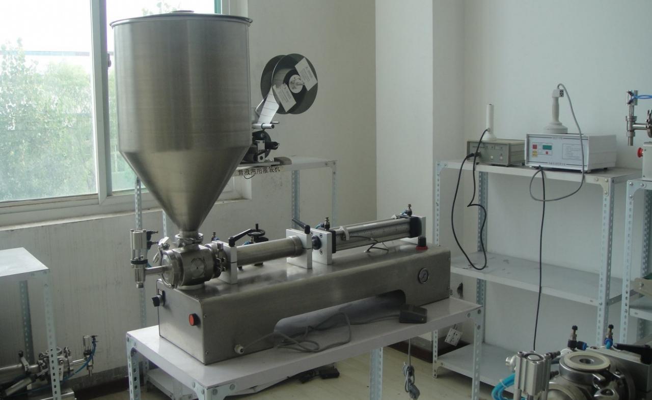 liquid paste filling machine with vertical hopper MÁY ĐẦY ĐƠN ĐẦU CÓ PHỄU.jpg