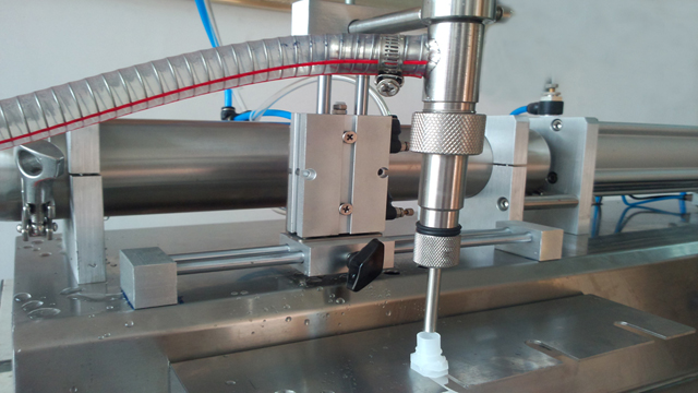 single head filling machine for spout bags with hopper vòi phun.jpg