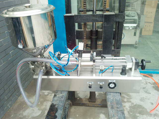 portable filling machine with handheld filling head thiết bị máy móc chiết rót bán tự động.jpg