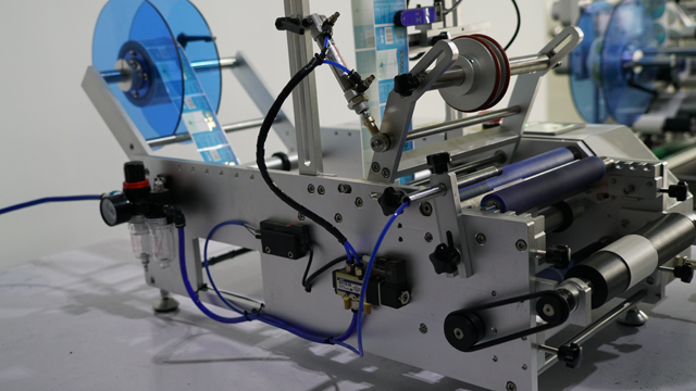 Hình ảnh bên cho máy dán nhãn.jpg