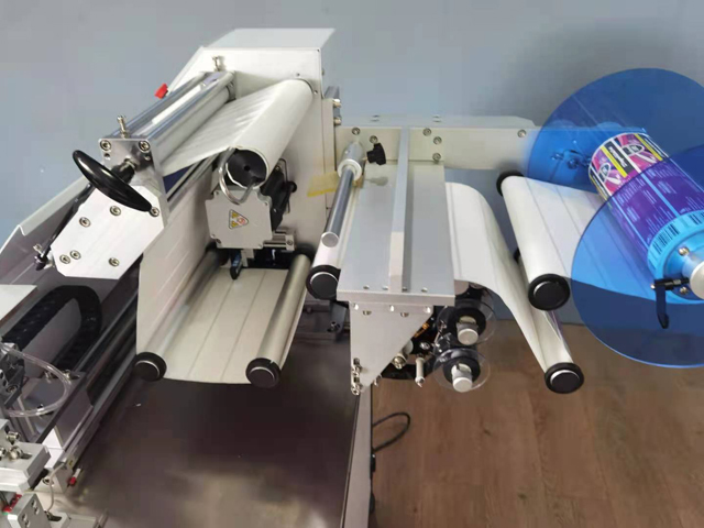 máy dán nhãn xúc xích (3).jpg