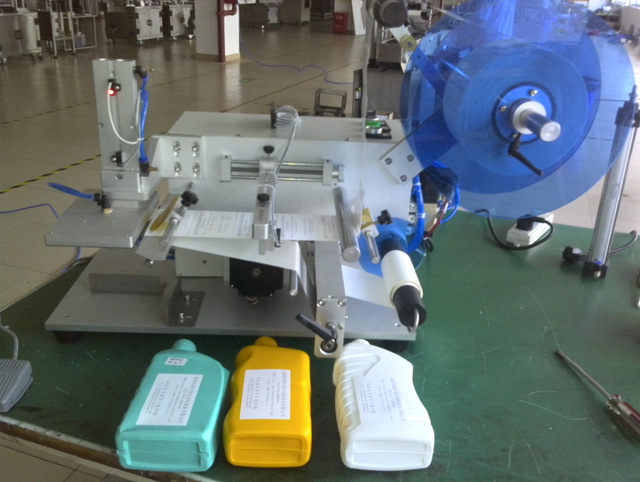 bottles labeling machine semi automatic thiết bị dán nhãn chai phẳng.jpg