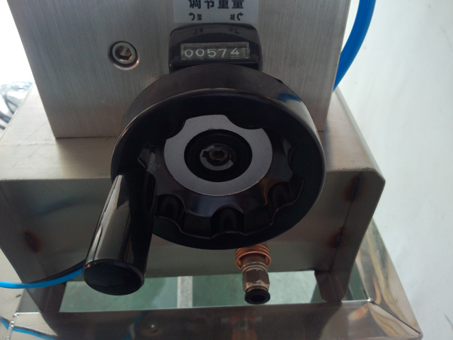 liquid filling machine semi automatic Thiết bị chiết dầu gội.jpg