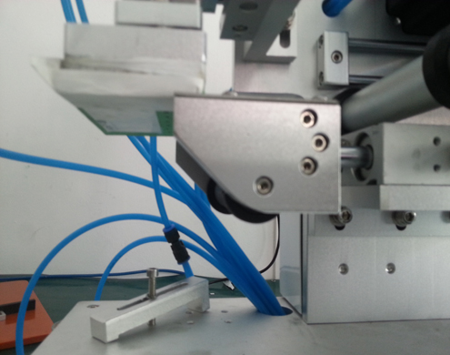 semi automatic flat bottles labeling equipment máy dán nhãn phẳng với PLC tiên tiến (2).jpg