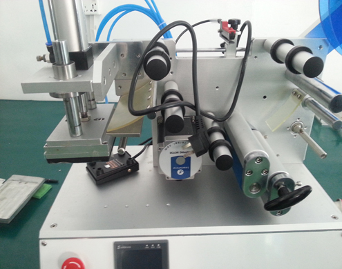 flat surface labeling equipment semi automatic máy dán nhãn bề mặt phẳng (3).jpg