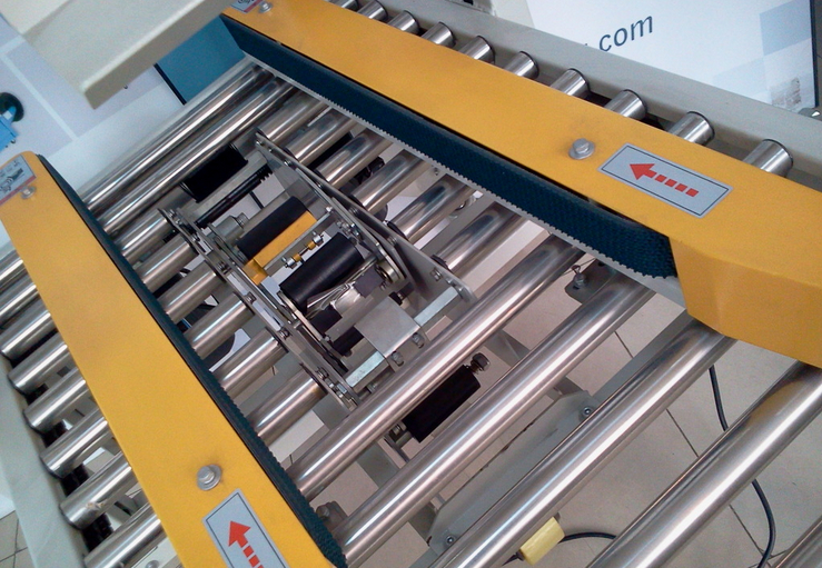 carton sealing stainless steel roll cận cảnh máy dán thùng carton bán tự động.jpg