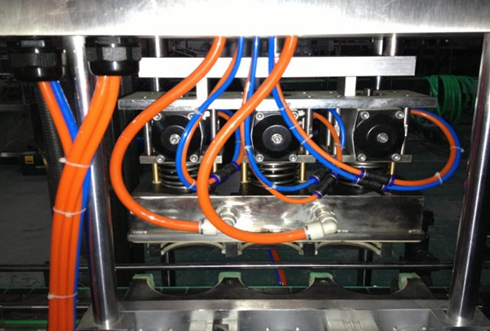 phần đầu đóng nắp chân không chụp cận cảnh.jpg