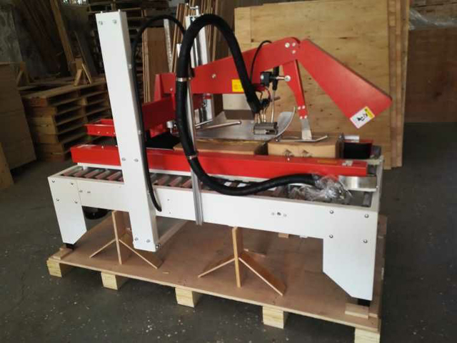 máy dán thùng carton keo nóng chảy.jpg