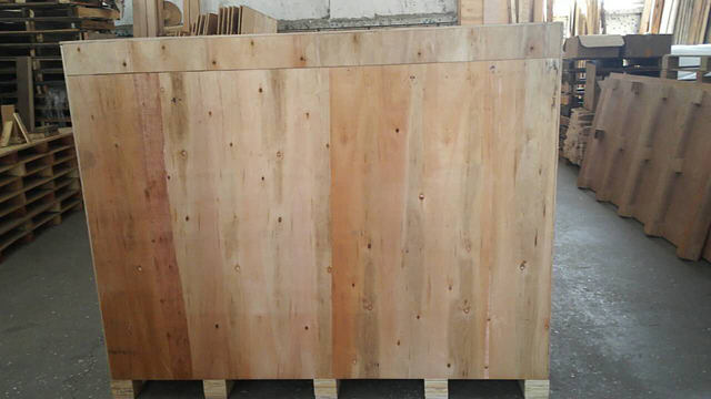 máy dán thùng carton trong hộp gỗ.jpg