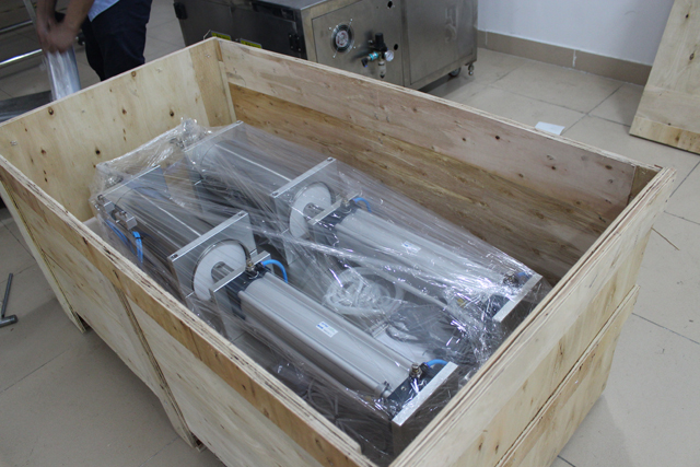 máy bên trong hộp gỗ.jpg