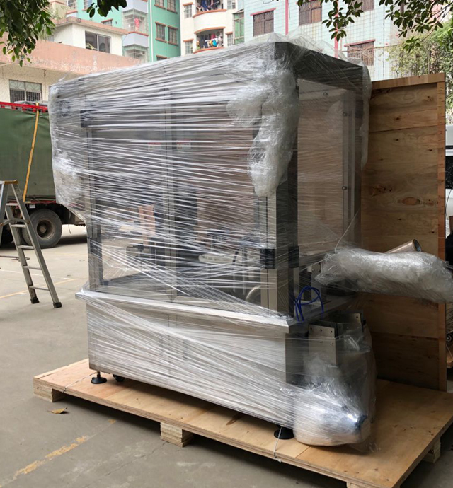 máy đóng nắp lọ kem trong hộp gỗ