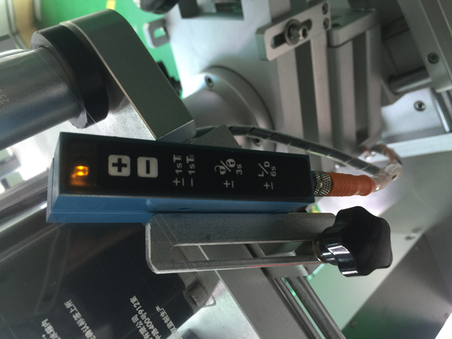 cảm biến phát hiện nhãn trong suốt.jpg